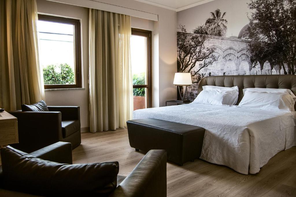 Двухместный (Улучшенный двухместный номер с 1 кроватью или 2 отдельными кроватями) отеля Hotel Federico II Central Palace & Spa, Палермо