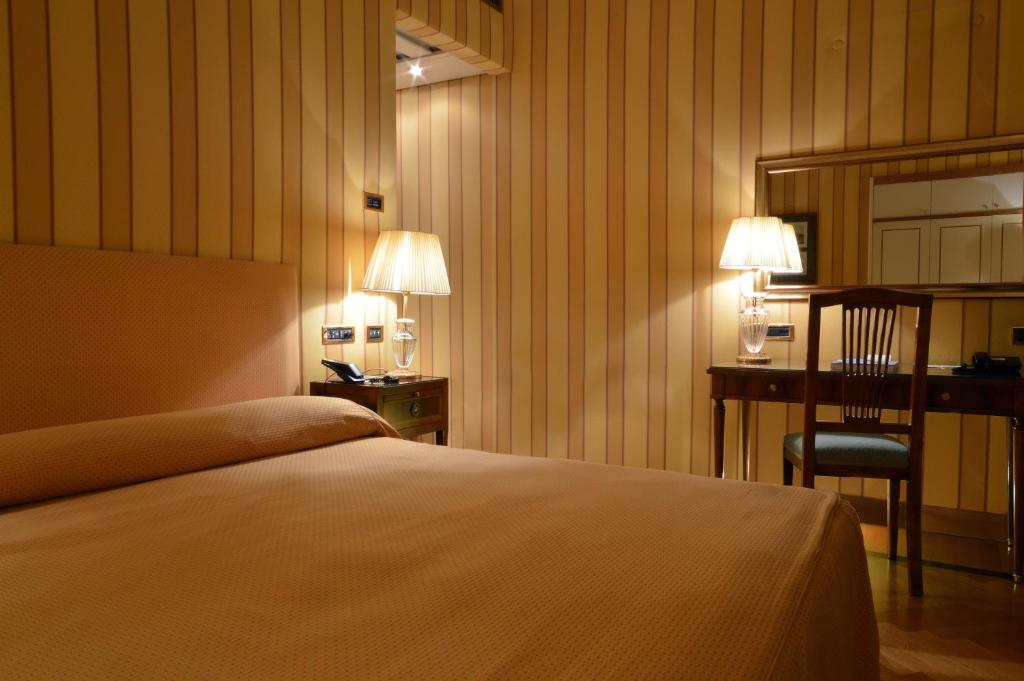 Двухместный (Классический двухместный номер с 1 кроватью) отеля Grand Hotel Vesuvio, Неаполь