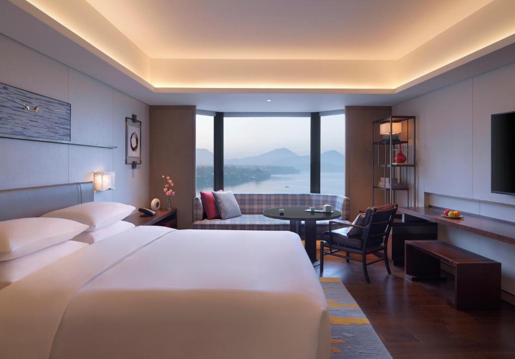 Двухместный (Номер с кроватью размера «king-size» и видом на озеро) отеля Hyatt Regency Hangzhou, Ханчжоу