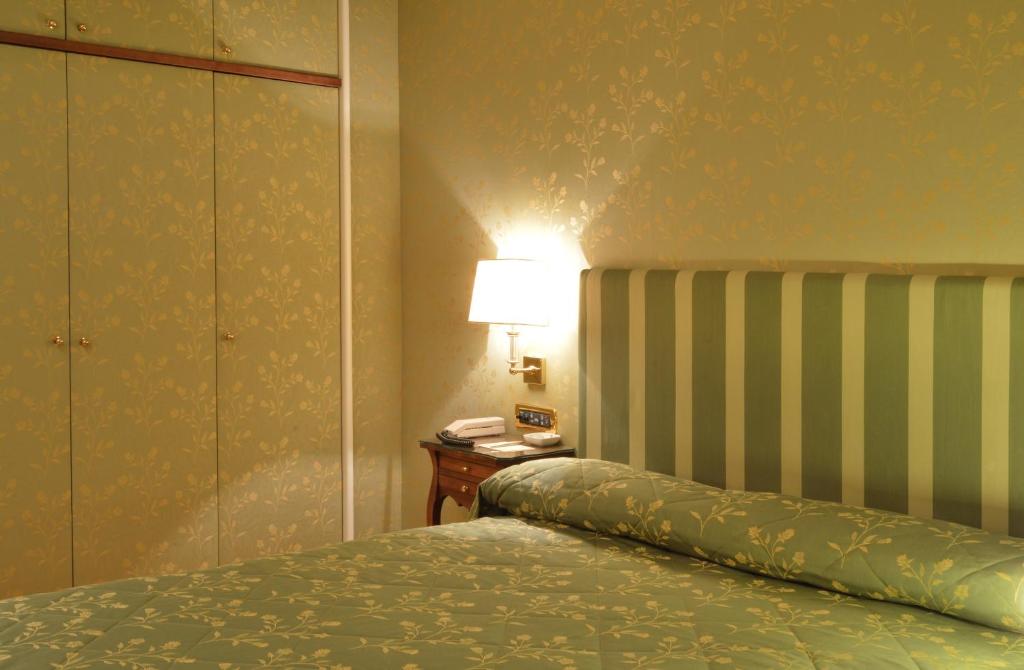 Двухместный (Классический двухместный номер с 1 кроватью и видом на море) отеля Grand Hotel Vesuvio, Неаполь