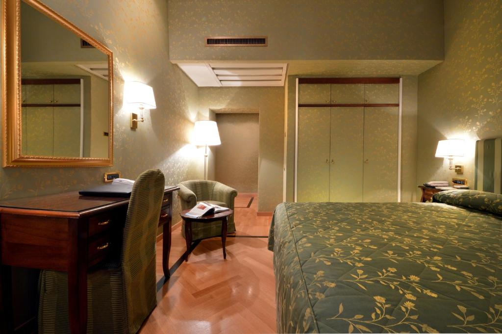 Двухместный (Классический номер с кроватью размера «king-size») отеля Grand Hotel Vesuvio, Неаполь