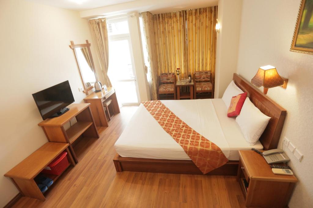 Двухместный (Двухместный номер Делюкс с 1 кроватью и ванной) отеля Golden Sea Hotel, Нячанг