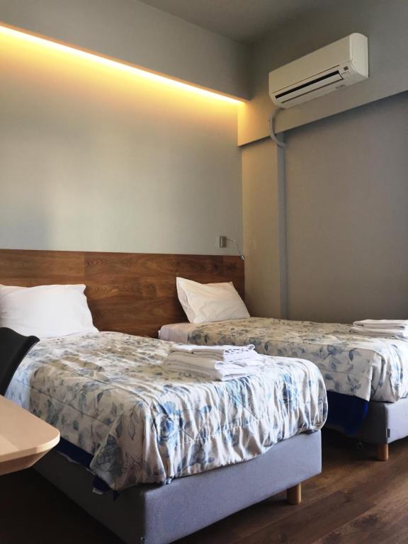 Трехместный (Двухместный номер с 1 кроватью или 2 отдельными кроватями и дополнительной кроватью) отеля Blue Sky, Афины