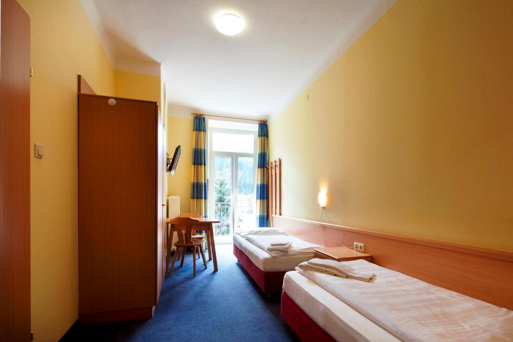 Двухместный (Двухместный номер с 2 отдельными кроватями) отеля Euro Youth Hotel & Krone, Бад-Гастайн
