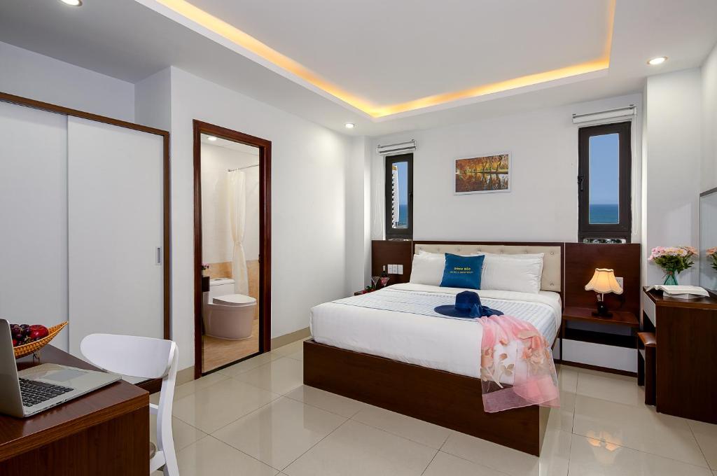 Двухместный (Двухместный номер Делюкс с 1 кроватью) отеля Đông Bắc Hotel, Дананг
