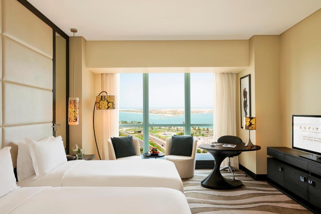 Двухместный (Роскошный клубный двухместный номер с 2 отдельными кроватями, видом на море или город и правом посещения клуба) отеля Sofitel Abu Dhabi Corniche, Абу-Даби