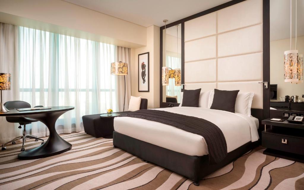 Двухместный (Роскошный номер с кроватью размера «king-size» и видом на море) отеля Sofitel Abu Dhabi Corniche, Абу-Даби