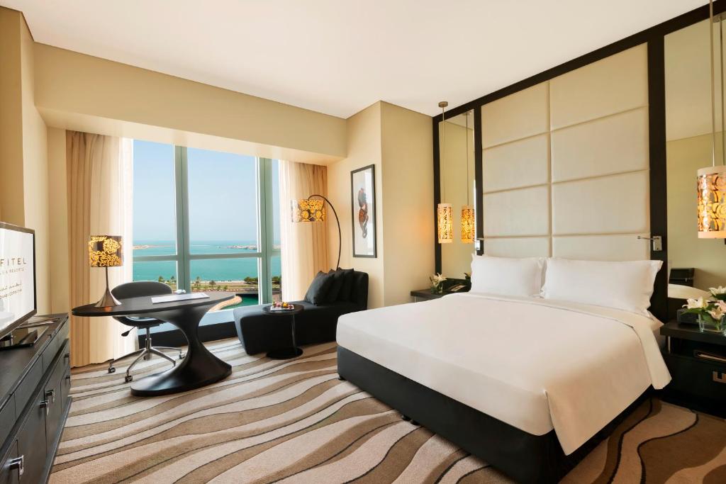 Двухместный (Роскошный клубный номер с кроватью размера «king-size», видом на море или город и правом посещения клуба) отеля Sofitel Abu Dhabi Corniche, Абу-Даби