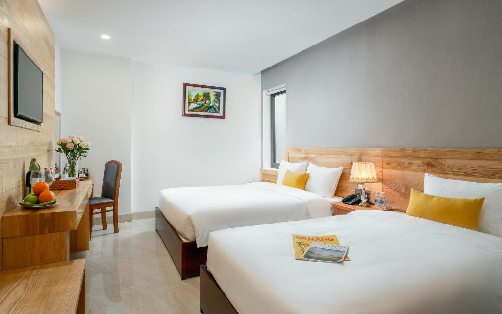 Трехместный (Улучшенный трехместный номер) отеля Sunny Ocean Hotel & Spa, Дананг