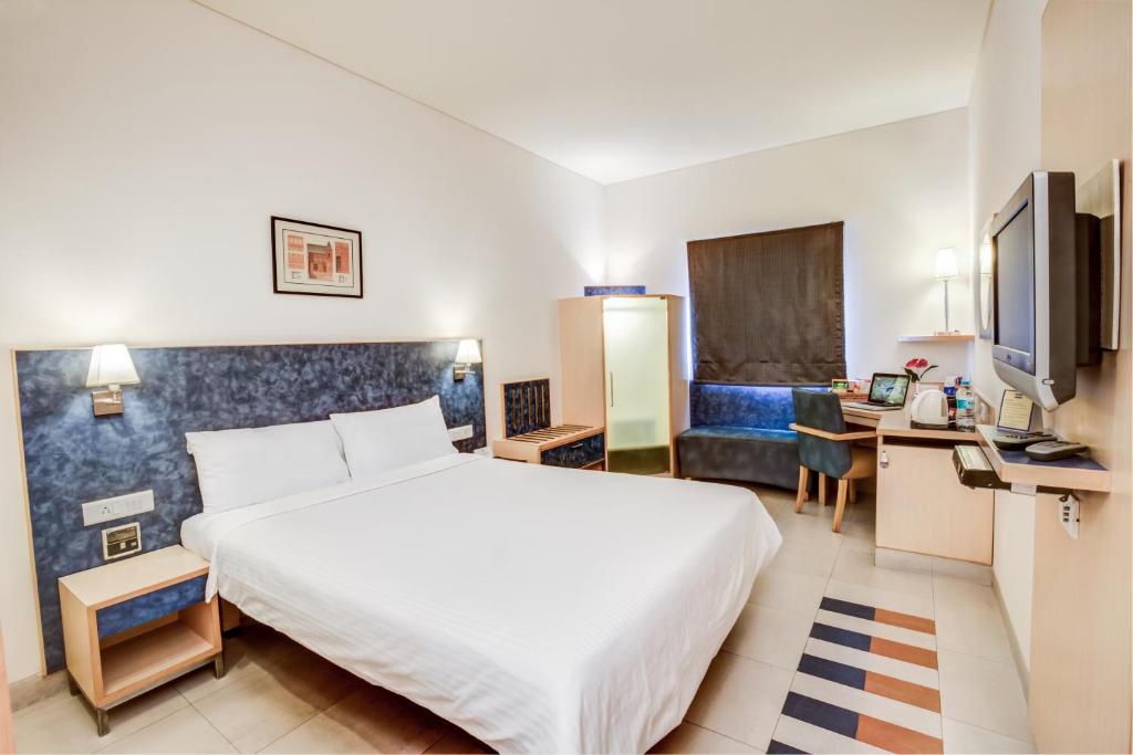 Двухместный (Улучшенный номер с кроватью размера «queen-size») отеля Radha Hometel, Бангалор