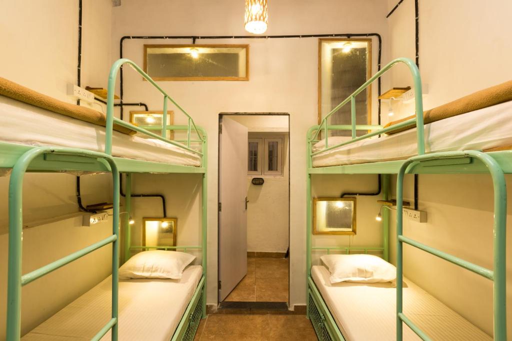 Номер (Кровать в общем 4-местном номере для мужчин и женщин) хостела Hostel Mantra, Мумбай