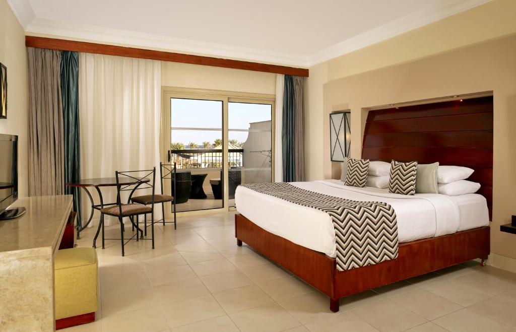 Двухместный (Стандартный номер с видом на сад или бассейн) курортного отеля Coral sea Holiday Resort and Aqua Park, Шарм-эль-Шейх