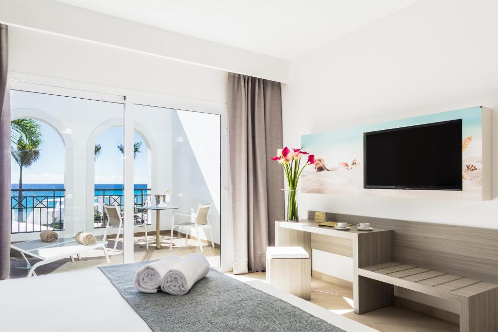 Двухместный (Улучшенный двухместный номер с 1 кроватью или 2 отдельными кроватями и видом на море) курортного отеля Royal Palm Resort & Spa - Adults Only, Пуэрто-дель-Росарио
