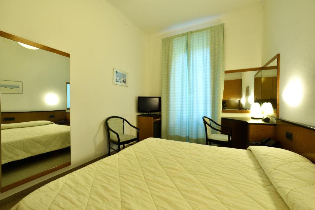 Двухместный (Большой двухместный номер с 1 кроватью) отеля Hotel Lamberti, Алассио