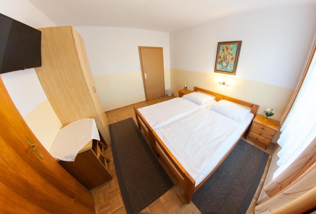 Двухместный (Небольшой двухместный номер с 1 кроватью и собственной ванной комнатой) гостевого дома Frühstückspension Kölich, Клагенфурт-ам-Вёртерзе