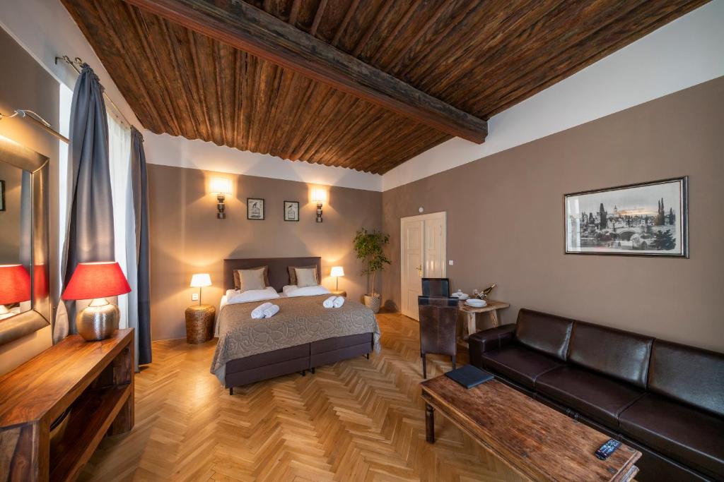 Апартаменты (Special offer: Studio Apartment with e-Scooters or Bike Tours) апартамента Old Town - Aparthotel Michalska, Прага