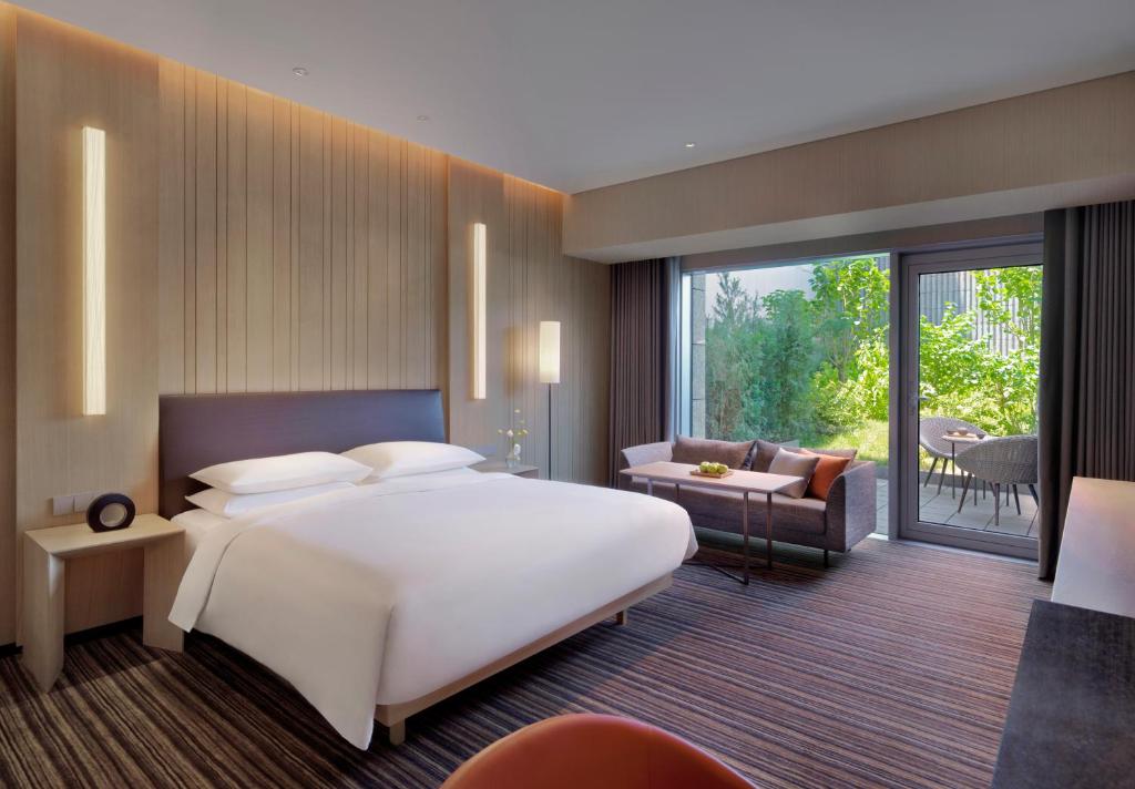 Двухместный (Номер с 1 кроватью размера «king-size» и террасой) отеля Hyatt Regency Beijing Wangjing, Пекин