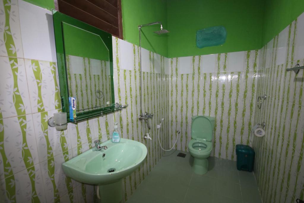 Трехместный (Улучшенный трехместный номер) гостевого дома Green Park Safari House, Удавалаве