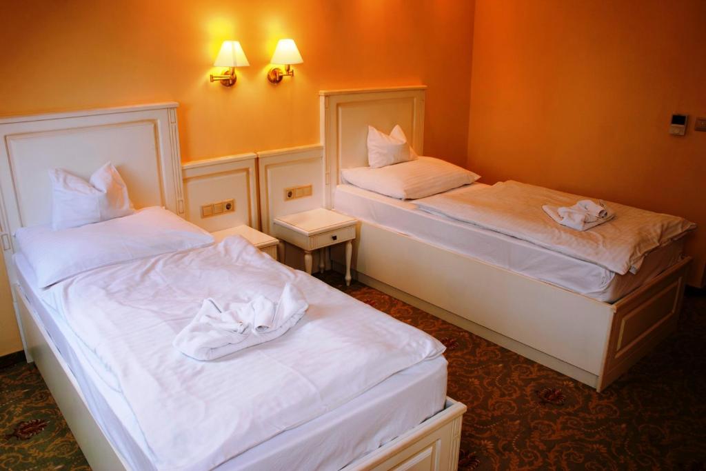 Двухместный (Улучшенный двухместный номер с 2 отдельными кроватями) отеля Calimbra Wellness Hotel Superior, Мишкольц-Тапольца