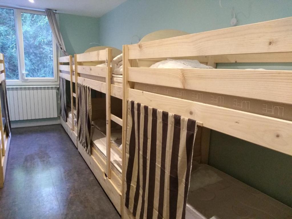 Номер (Спальное место на двухъярусной кровати в общем номере для мужчин и женщин) хостела Balea Hostel, Сан-Себастьян, Страна Басков