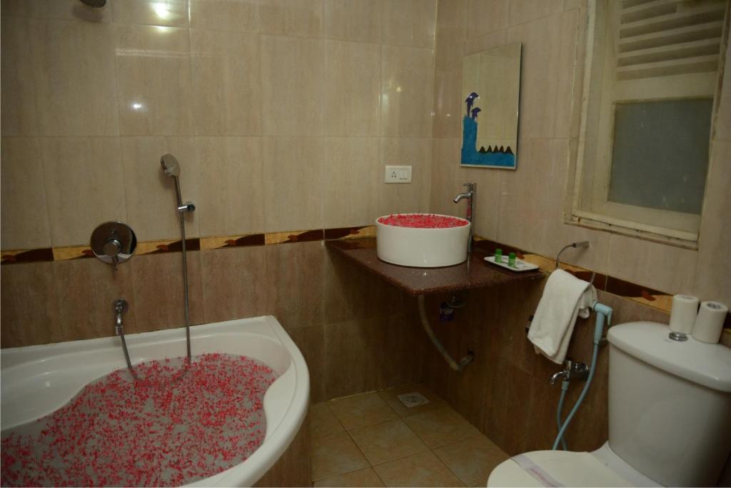 Двухместный (Улучшенный двухместный номер с 1 кроватью) курортного отеля Paradise Village Beach Resort, Калангут