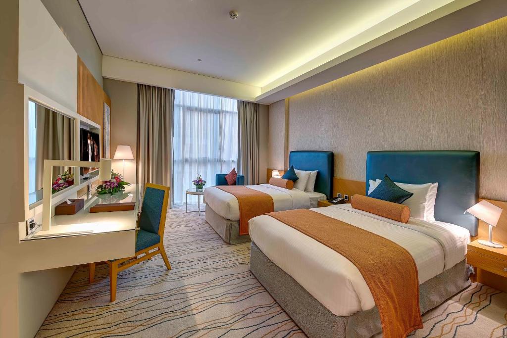Двухместный (Улучшенный двухместный номер с 2 отдельными кроватями) отеля Royal Continental Hotel, Дубай