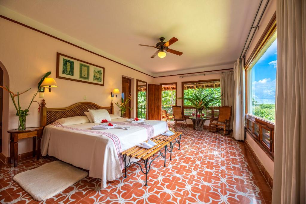 Двухместный (Улучшенный номер с хорошим видом) отеля Hacienda Uxmal Plantation & Museum, Ушмаль