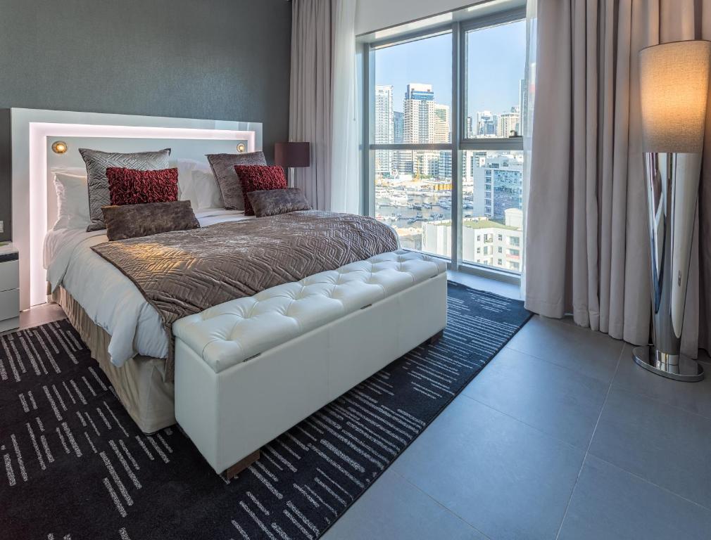 Сьюит (Пакет Staycation — Люкс с 1 спальней, бесплатный трансфер от/до пляжа, 25% скидка на еду и напитки, услуги прачечной и спа-процедуры, ранняя регистр) отеля Wyndham Dubai Marina, Дубай