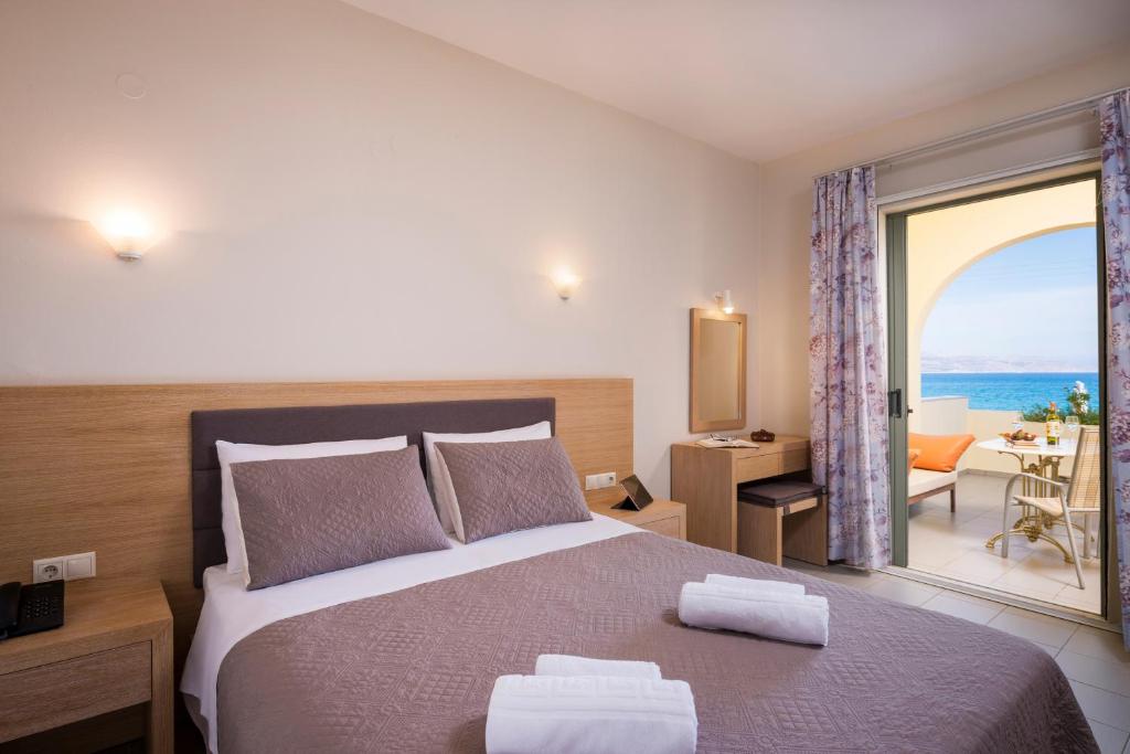 Сьюит (Полулюкс с видом на море) курортного отеля Mistrali Suites & Apartments, Каливес
