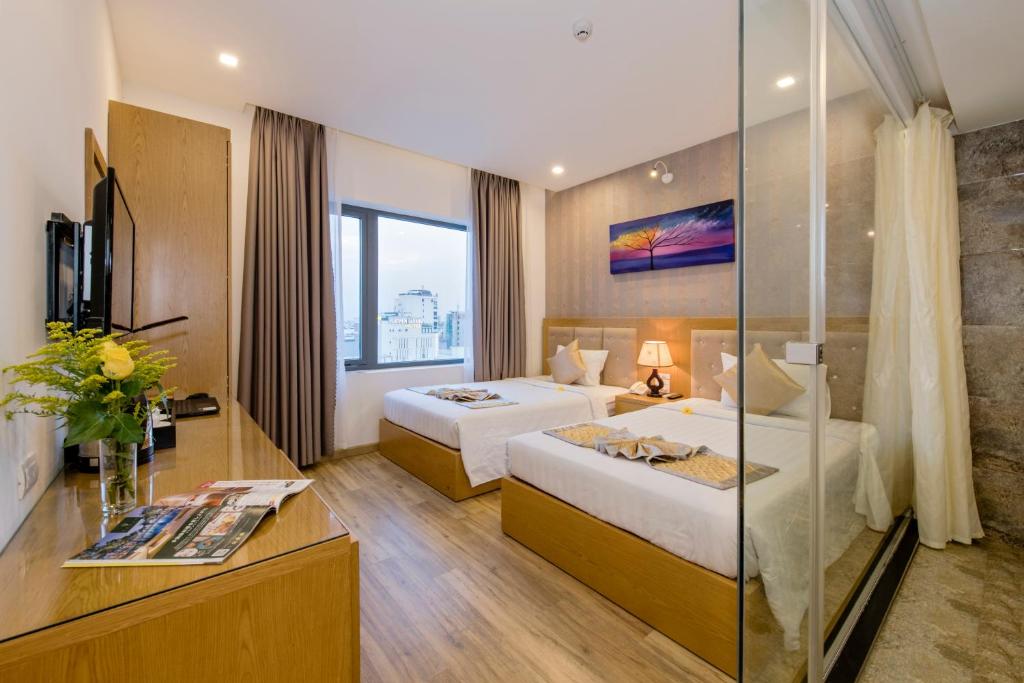 Двухместный (Улучшенный двухместный номер с 2 отдельными кроватями) отеля Grand Sunrise 2 Hotel, Дананг