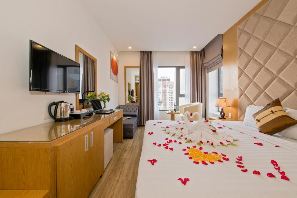 Двухместный (Двухместный номер Делюкс с 1 кроватью и видом на город) отеля Grand Sunrise 2 Hotel, Дананг