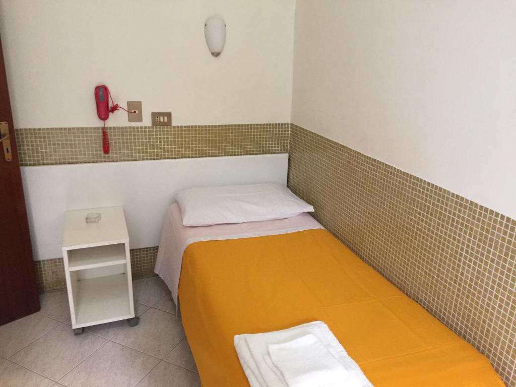 Одноместный (Одноместный номер с общей ванной комнатой) отеля Albergo Vittorio Veneto, Неаполь