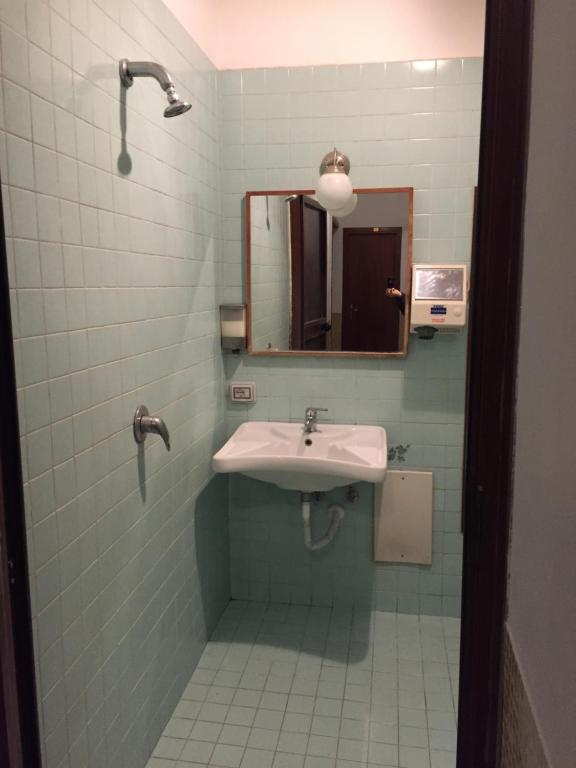 Трехместный (Трехместный номер с общей ванной комнатой) отеля Albergo Vittorio Veneto, Неаполь