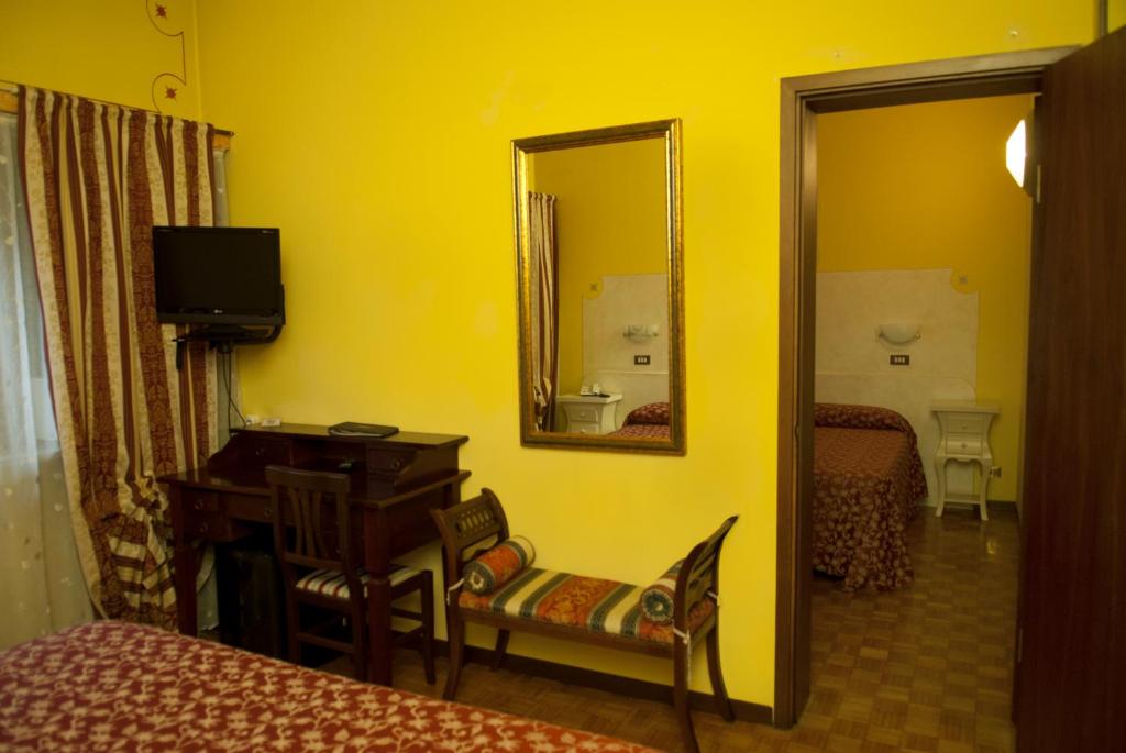Семейный (Семейный номер (для 2 взрослых и 2 детей)) отеля Ai Ronchi Motor Hotel, Брешиа