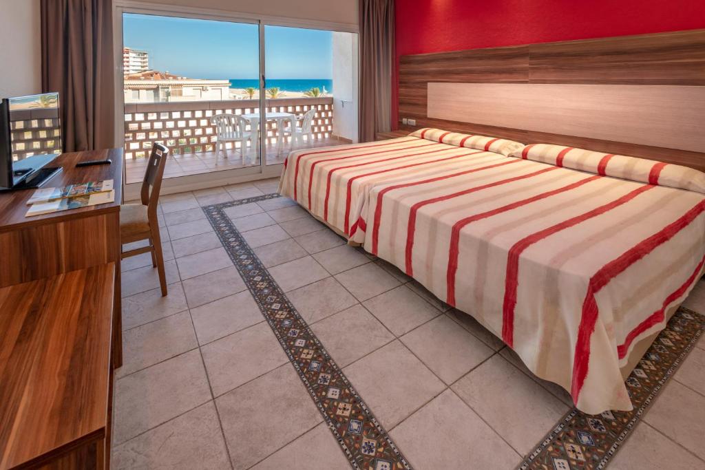 Четырехместный (Четырехместный номер с боковым видом на море) отеля 4R Gran Europe, Ситжес