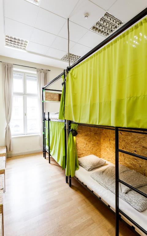 Номер (Две кровати в 12-местном общем номере для мужчин и женщин) хостела Avenue Hostel, Будапешт