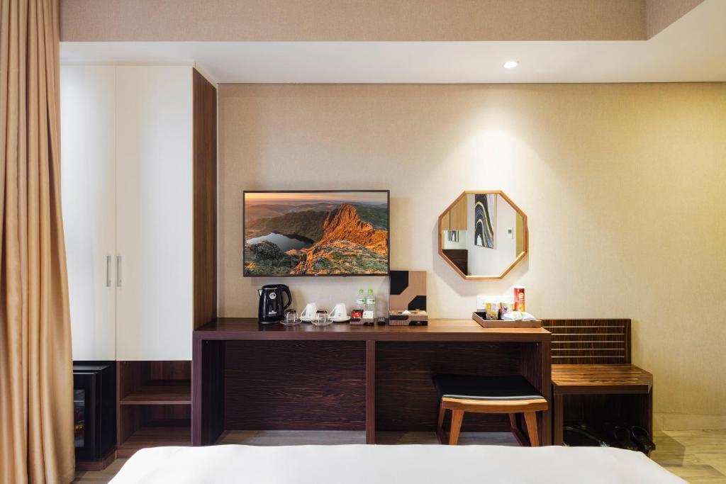 Двухместный (Двухместный номер с 1 кроватью и видом на горы) отеля EMERALD BAY HOTEL & SPA, Нячанг