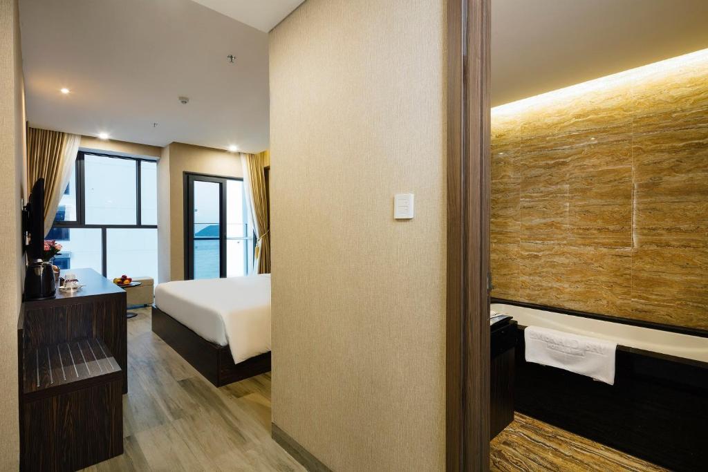 Двухместный (Двухместный номер с 1 кроватью или 2 отдельными кроватями и частичным видом на море) отеля EMERALD BAY HOTEL & SPA, Нячанг