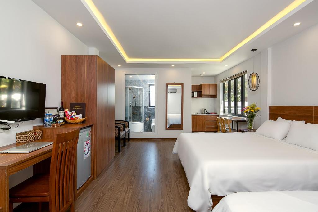 Двухместный (Улучшенный двухместный номер с 1 кроватью или 2 отдельными кроватями, вид на город) виллы Riverside Impression Homestay, Хойан