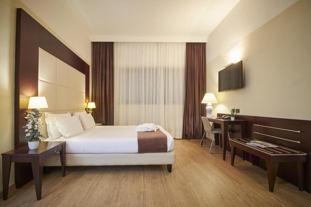 Двухместный (Улучшенный двухместный номер с 1 кроватью) отеля IH Hotels Milano Watt 13, Милан
