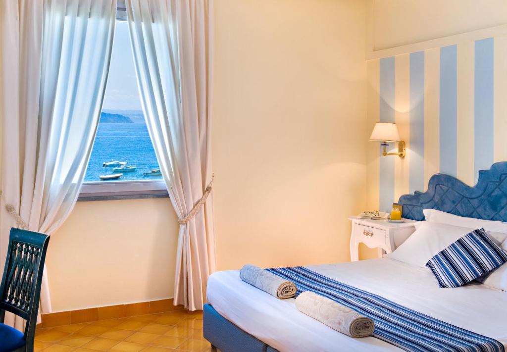 Двухместный (Двухместный номер с 1 кроватью или 2 отдельными кроватями и видом на море) отеля Hotel Mare Blu Terme, Искья