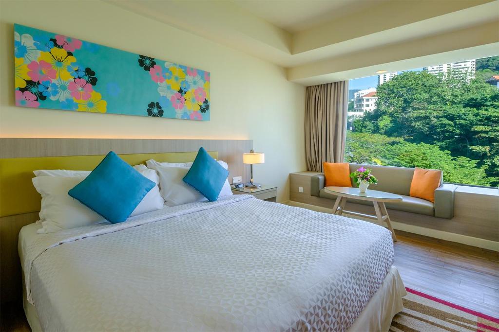 Двухместный (Улучшенный номер с кроватью размера «king-size») курортного отеля Mercure Penang Beach, Джорджтаун