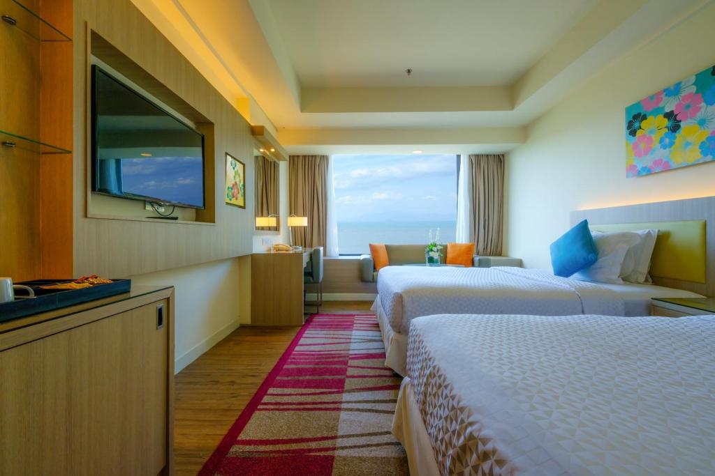 Двухместный (Улучшенный двухместный номер с 2 отдельными кроватями и видом на океан) курортного отеля Mercure Penang Beach, Джорджтаун
