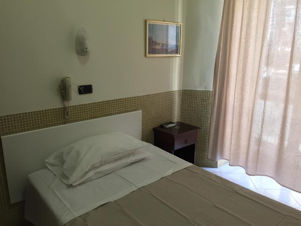 Одноместный (Одноместный номер с собственной ванной комнатой) отеля Albergo Vittorio Veneto, Неаполь