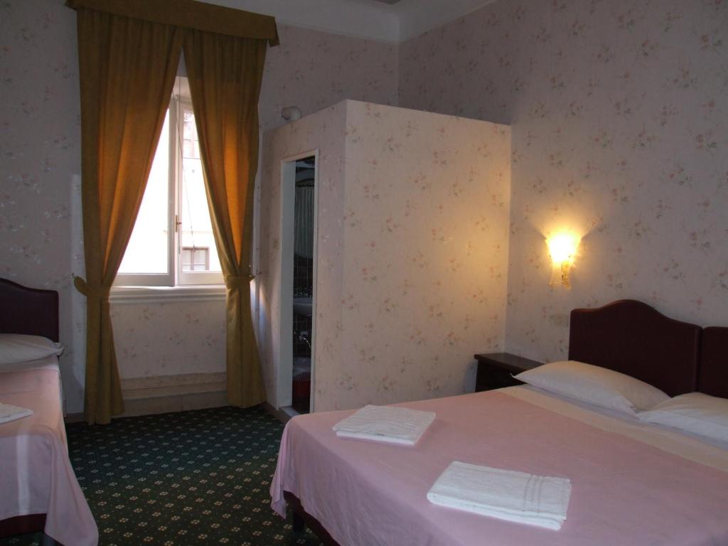 Двухместный (Двухместный номер с 2 отдельными кроватями и общей ванной комнатой) отеля Hotel Texas, Рим