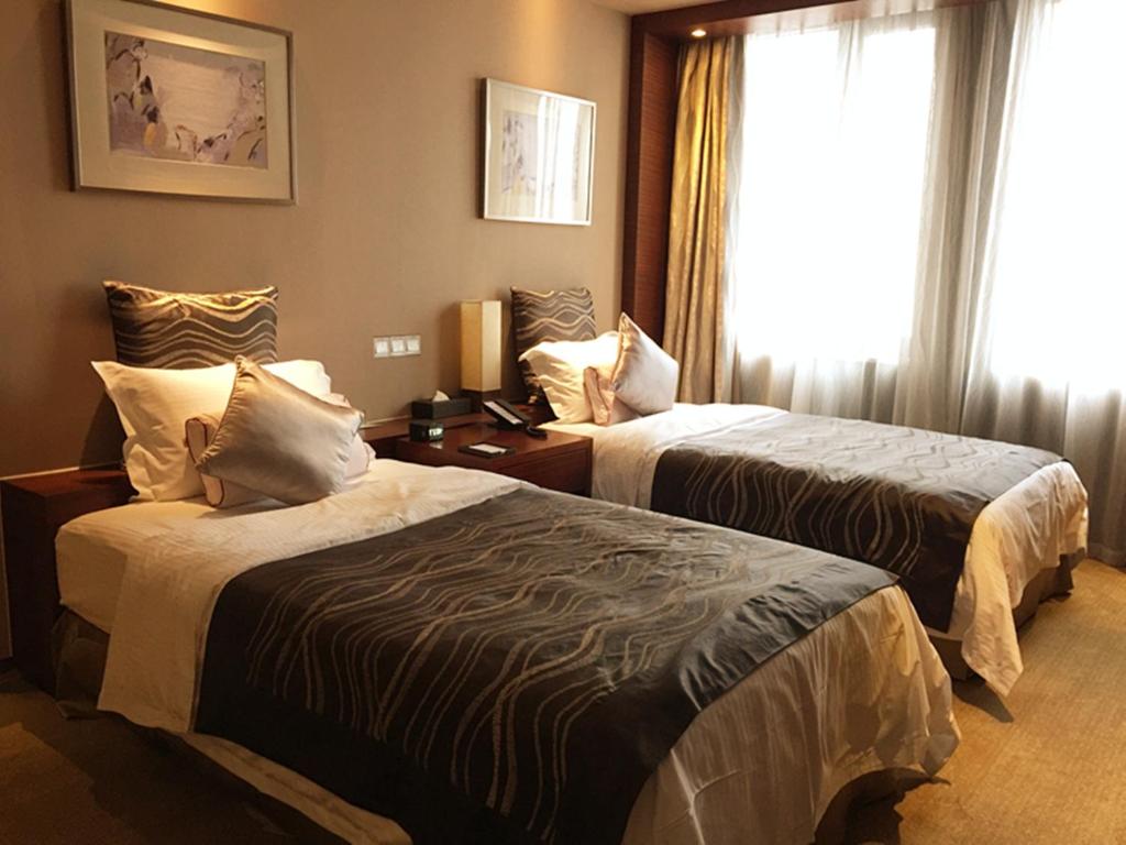 Двухместный (Представительский номер с 2 односпальными кроватями - Для некурящих) отеля Ramada Plaza Shanghai Caohejing Hotel, Шанхай