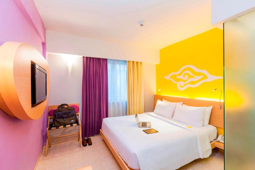 Двухместный (Улучшенный двухместный номер с 1 кроватью) отеля Best Western Kuta Beach, Кута