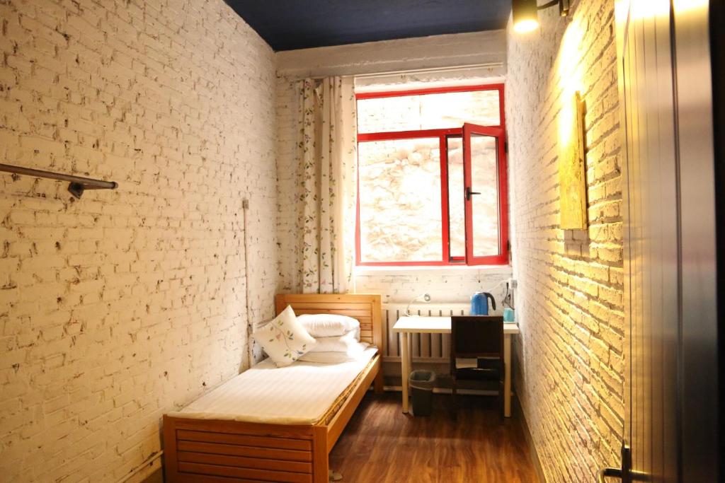 Одноместный (Одноместный номер с основными удобствами и общей ванной комнатой) хостела Dalian Tiantian International Youth Hostel, Далянь