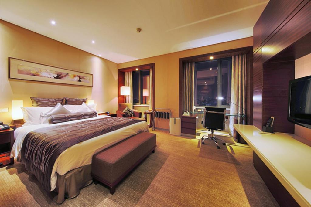 Двухместный (Представительский улучшенный номер с кроватью размера «king-size») отеля Ramada Plaza Shanghai Caohejing Hotel, Шанхай