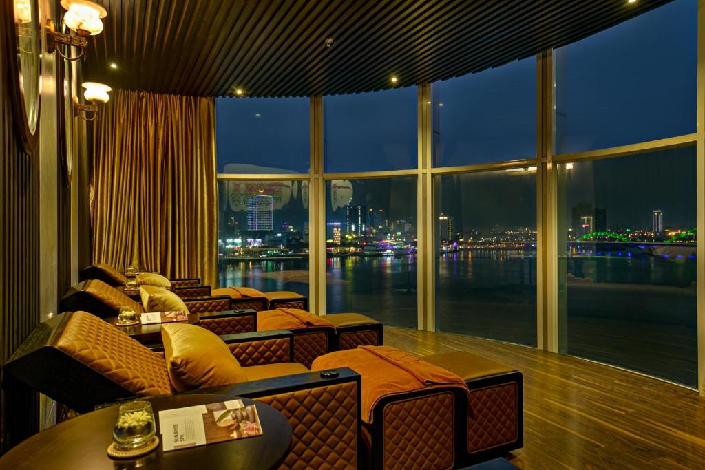 Двухместный (Улучшенный двухместный номер с 2 отдельными кроватями) отеля Sun River Hotel, Дананг